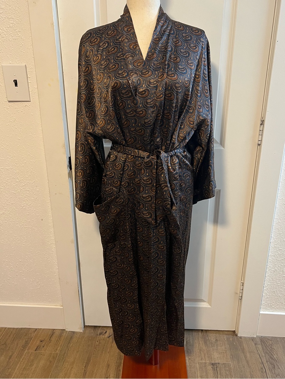 VNTG Lasoie 100% Silk Paisley Dressing Gown / Robe